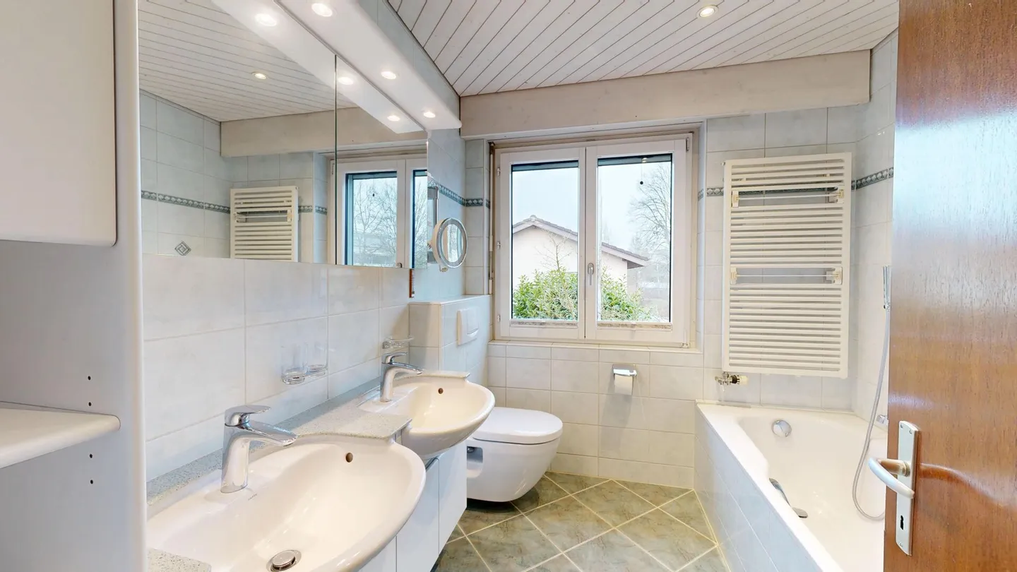 Affascinante casa unifamiliare di 5,5 stanze con grande giardino - Foto 11 di 17