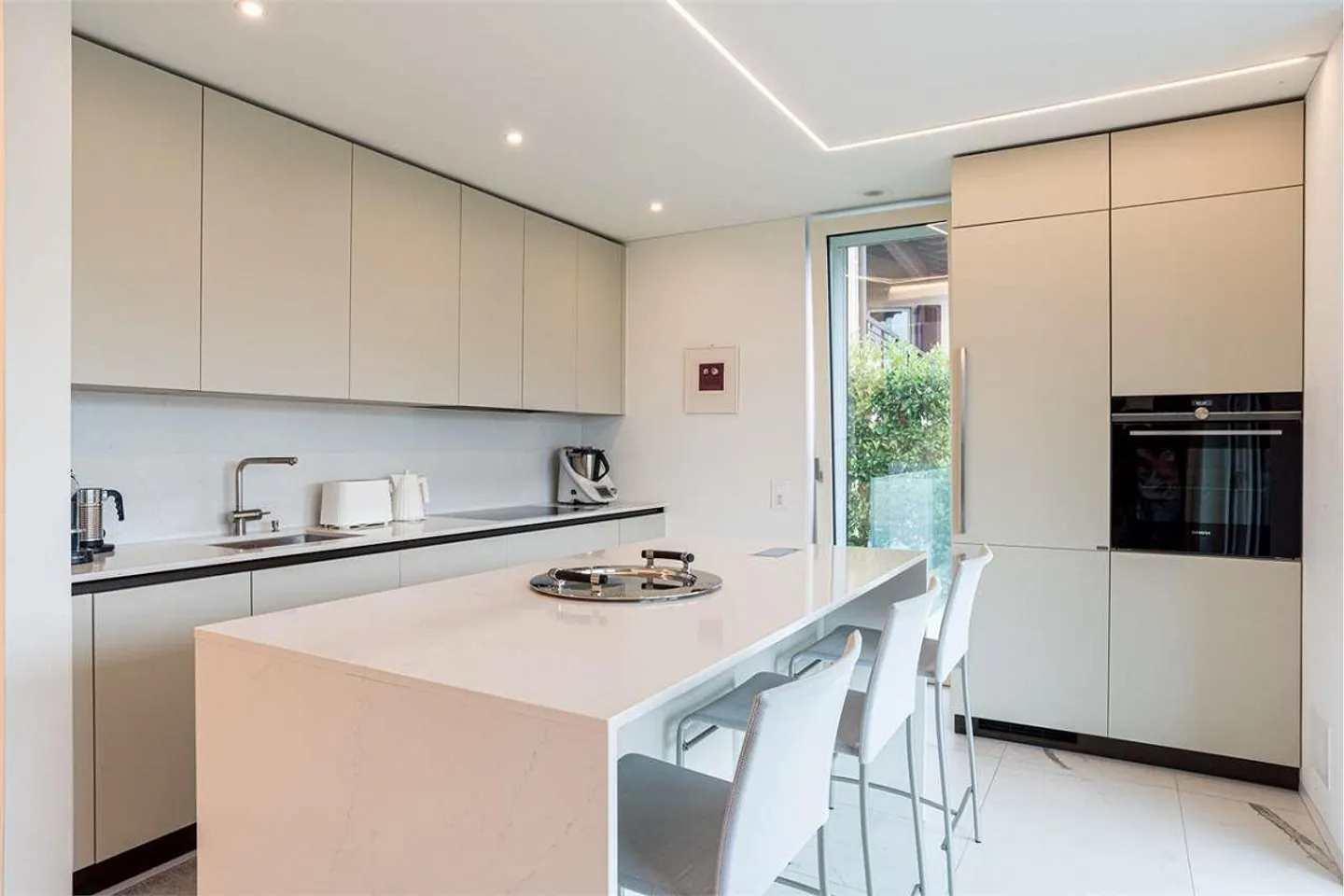 APPARTAMENTO ELEGANTE DI 3,5 LOCALI NEL CUORE DI LUGANO-BREGANZONA - Foto 3 di 12