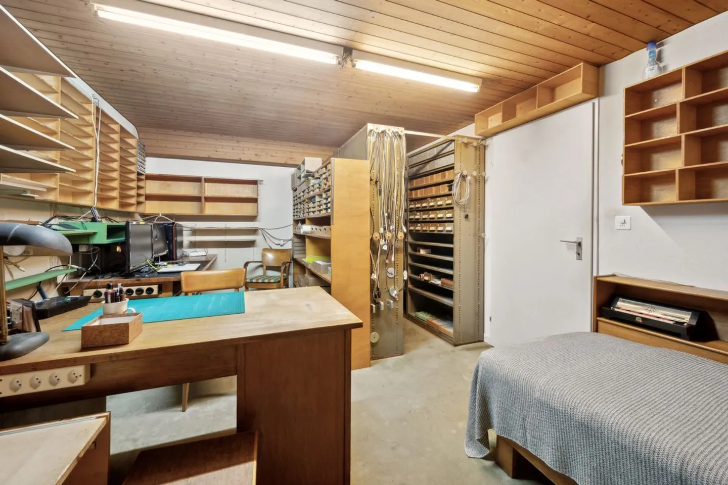 Family Paradise in Prime Location? With Renovation Potential - Photo 6 of 8