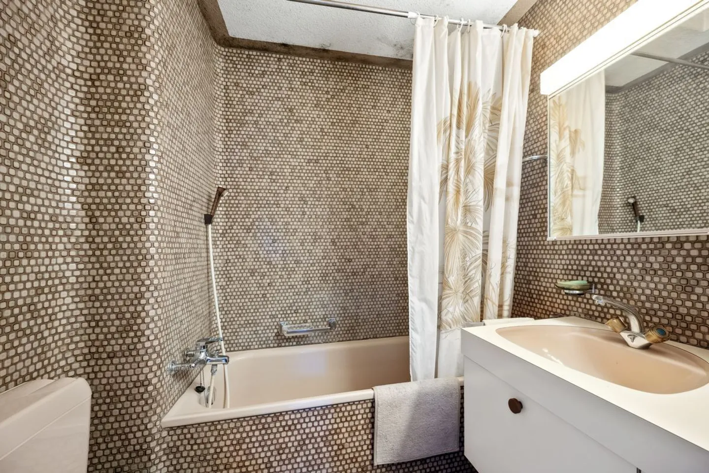 Family Paradise in Prime Location? With Renovation Potential - Photo 7 of 8