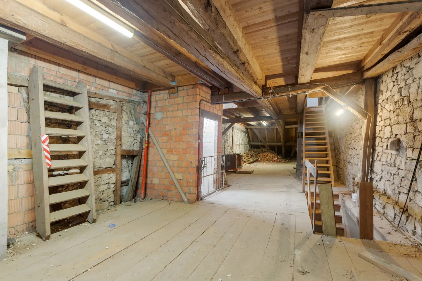 Casa a schiera di 6 stanze da ristrutturare con potenziale di ampliamento - Foto 9 di 21