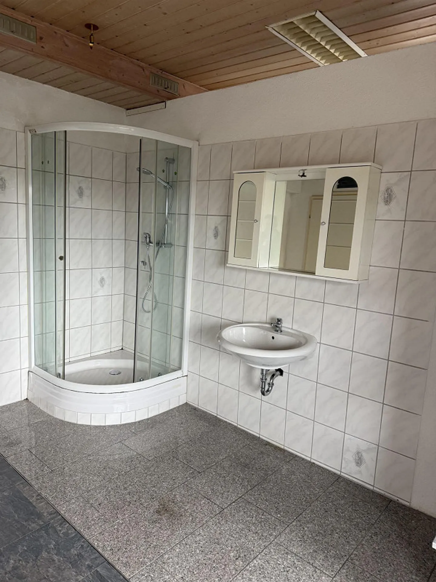 Partially furnished 1.5-room apartment in a central location - Photo 6 of 6