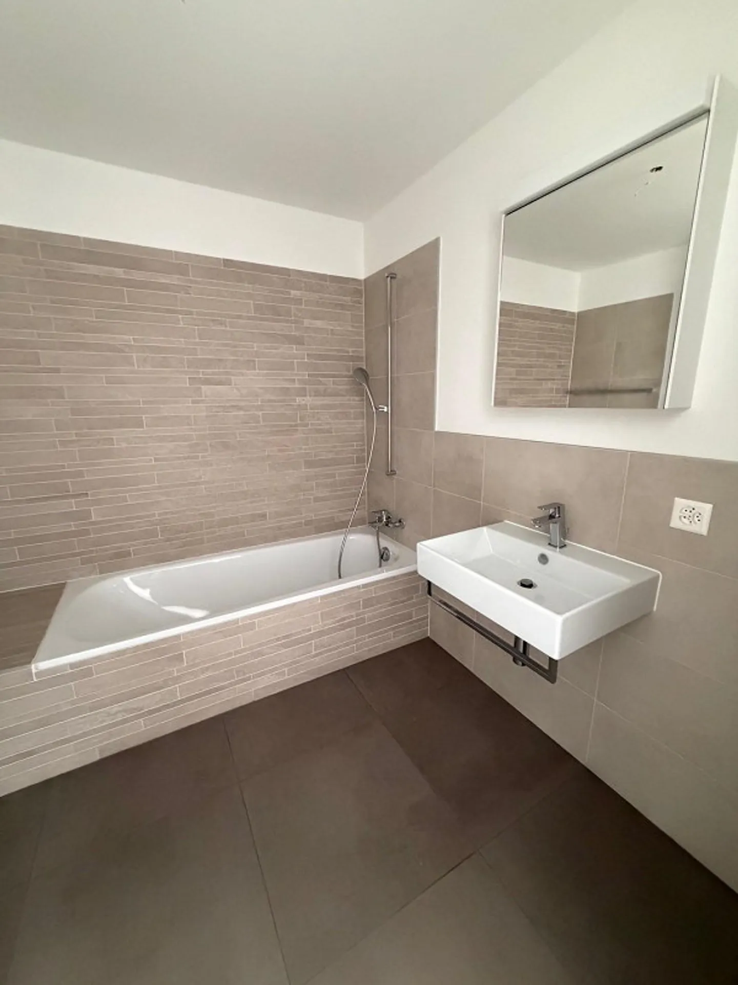 Modern 3.5-room apartment in Agno with garden - Photo 5 of 10