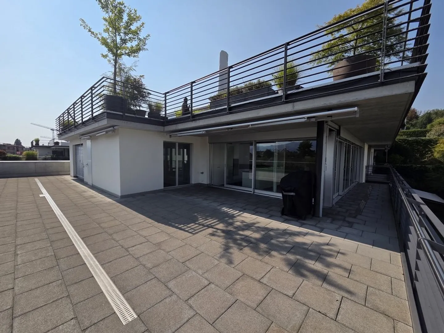 Sogno abitativo con terrazza di 137 m2. Appartamento attico di 5,5 stanze a Uerikon - Foto 2 di 11