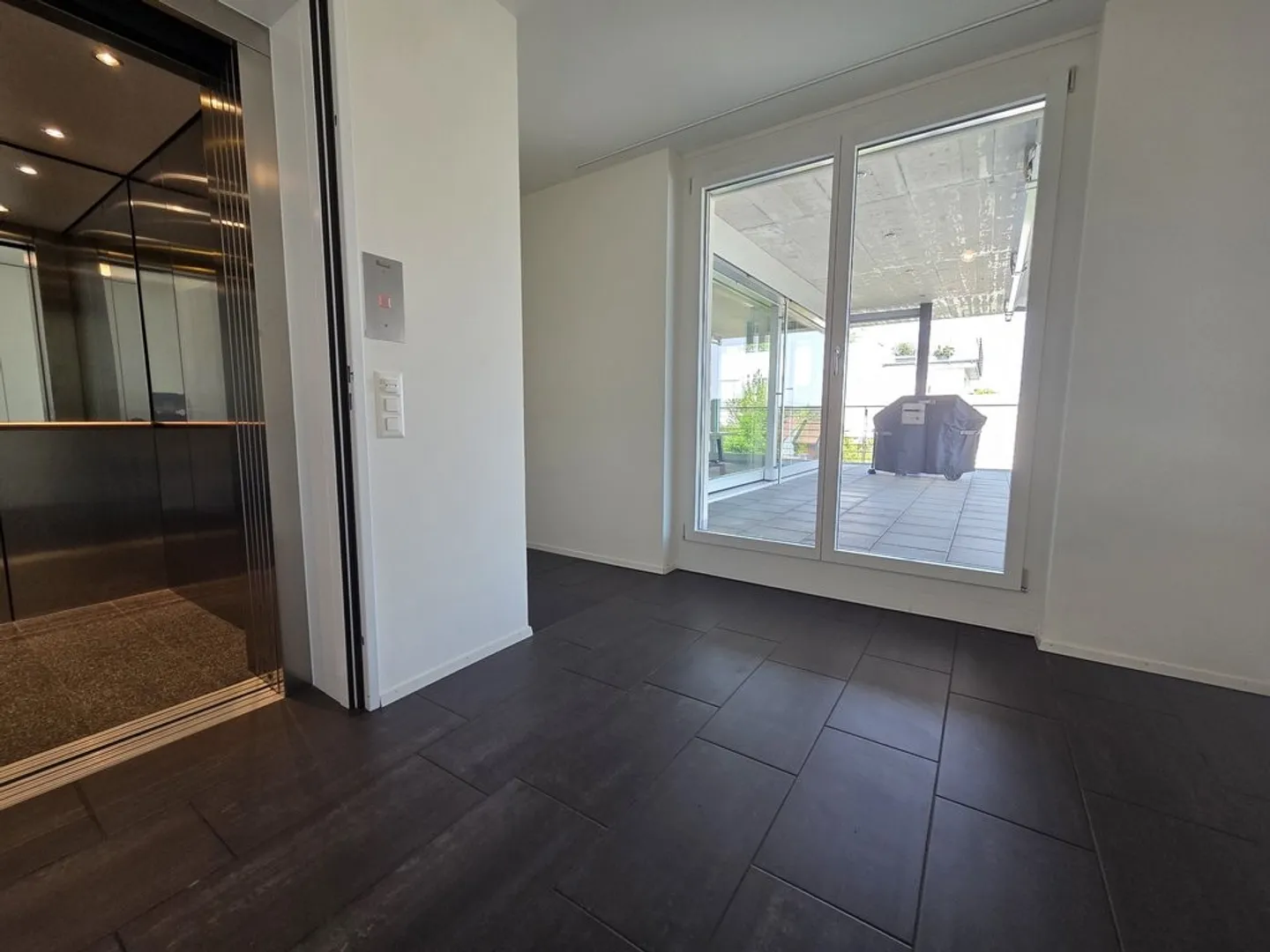 Sogno abitativo con terrazza di 137 m2. Appartamento attico di 5,5 stanze a Uerikon - Foto 3 di 11
