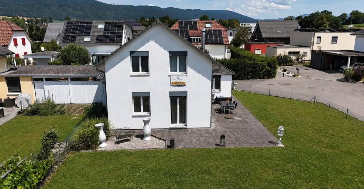 Zu verkaufen in Delémont geräumige Familienvilla mit 5,5 Zimmern und Garten - Foto 1 von 12
