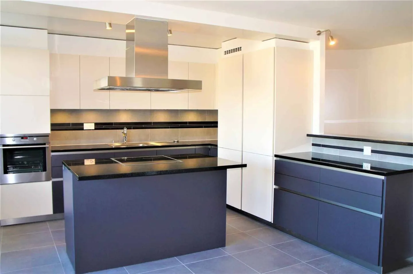 Stunning Lake View Apartment - Photo 4 of 11