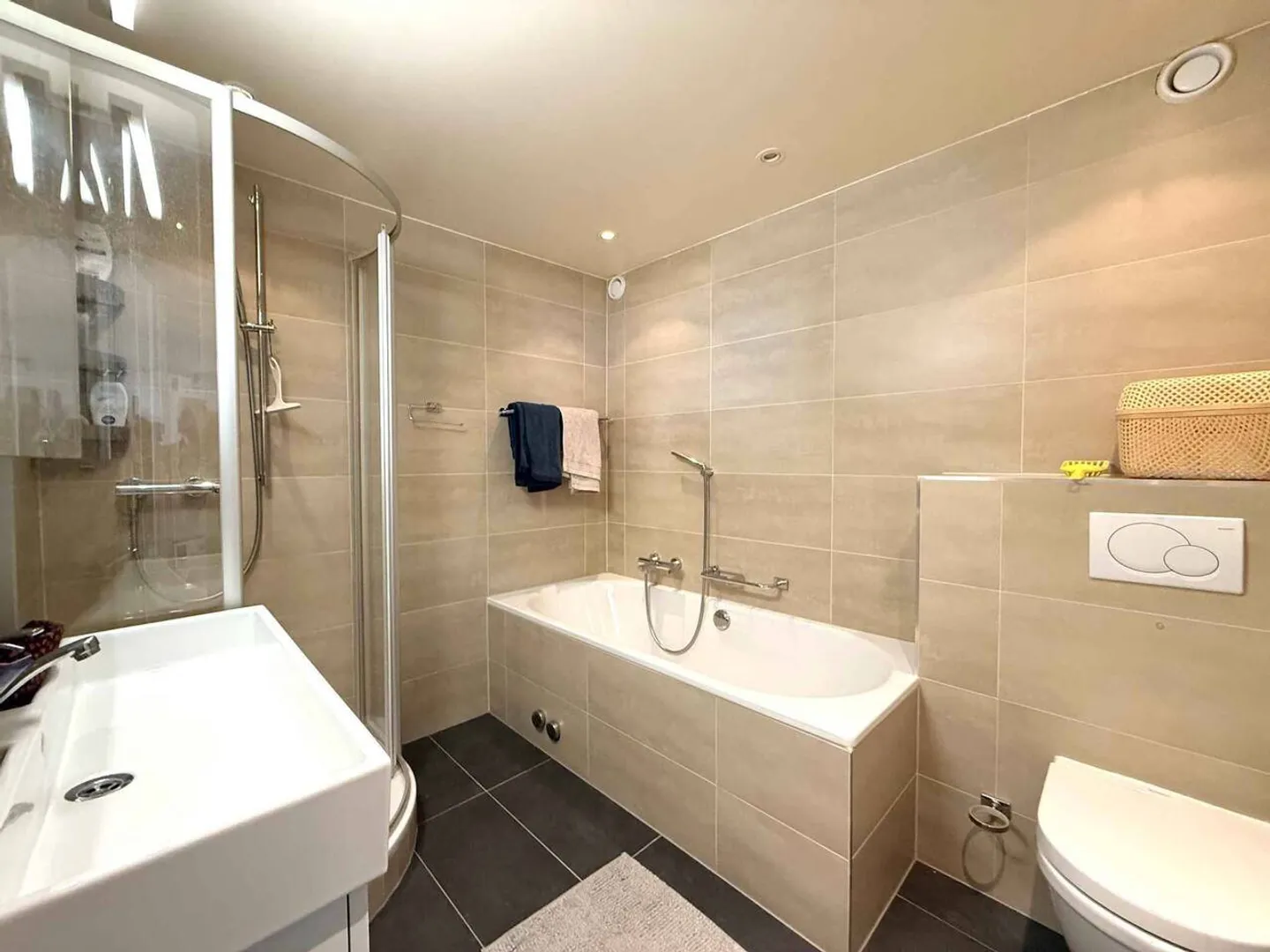 Stunning Lake View Apartment - Photo 8 of 11