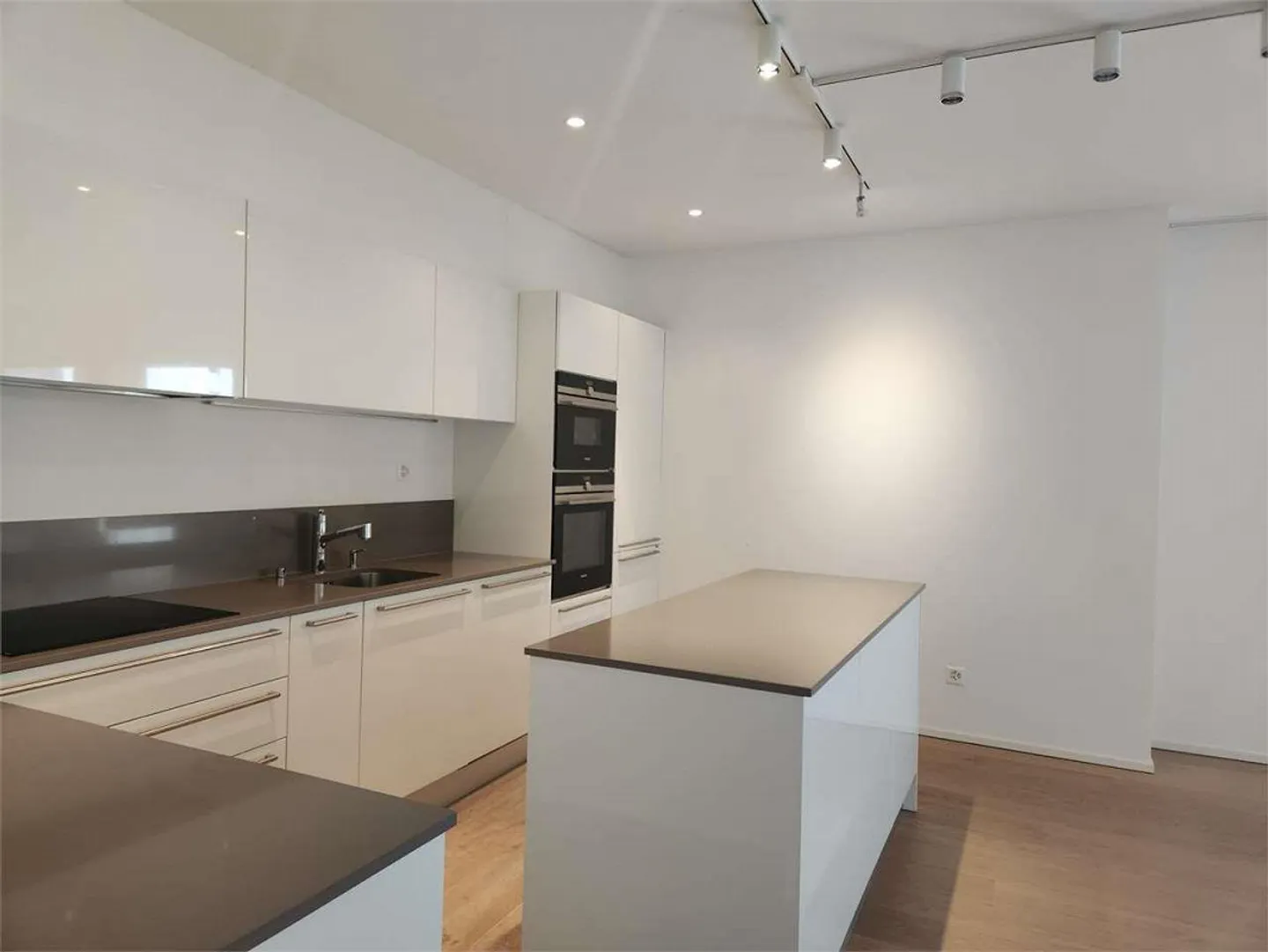 Elegant modern 3.5-room apartment with large terrace and double parking spaces - Photo 3 of 13