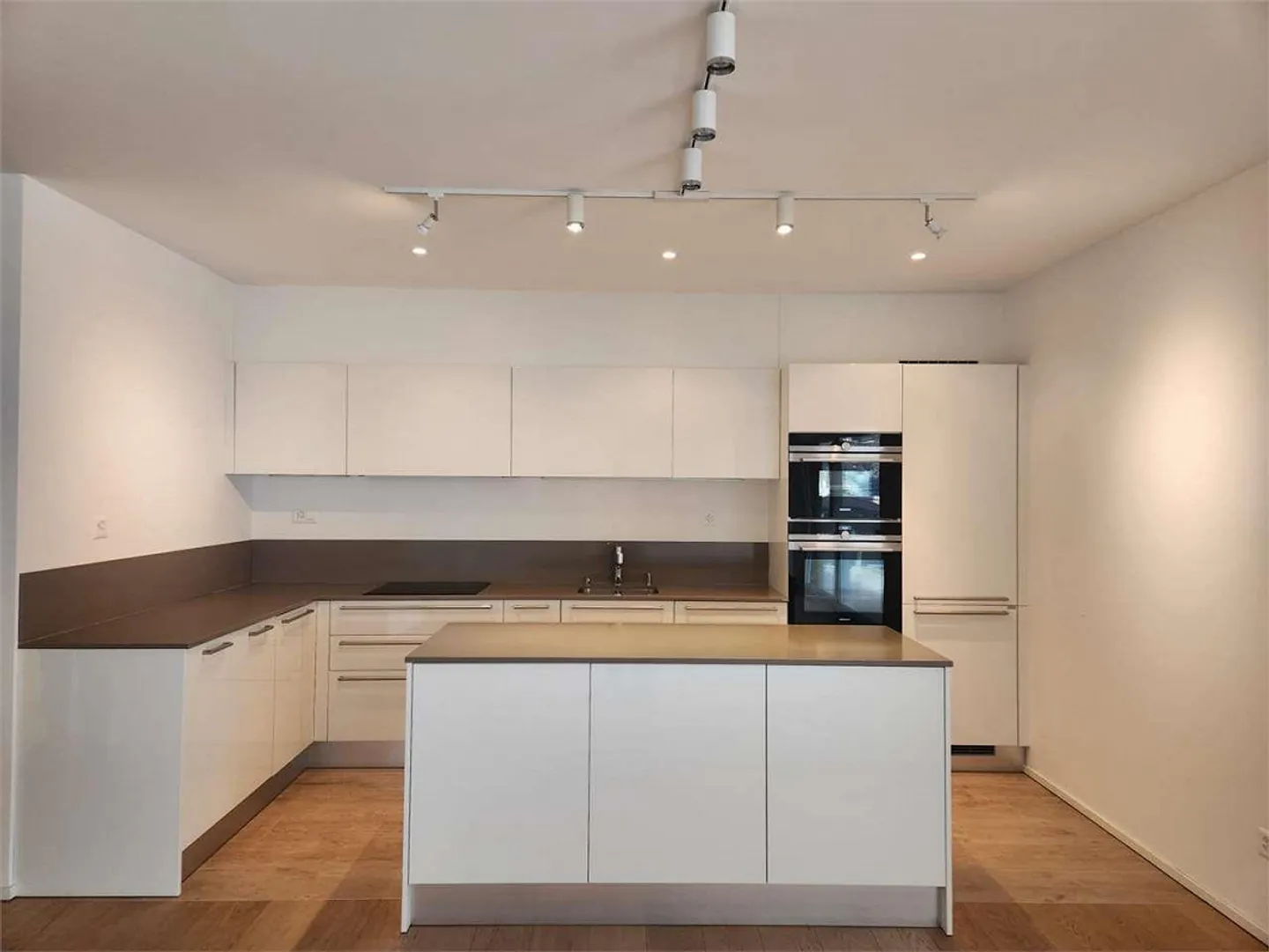 Elegant modern 3.5-room apartment with large terrace and double parking spaces - Photo 4 of 13
