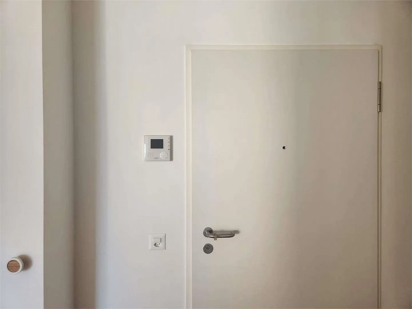 Elegant modern 3.5-room apartment with large terrace and double parking spaces - Photo 2 of 13