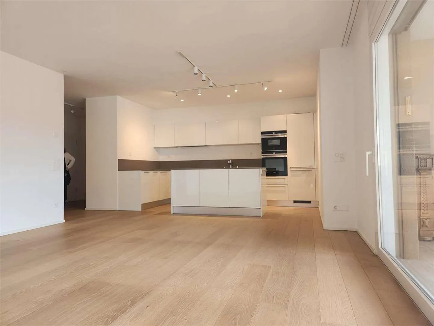Elegant modern 3.5-room apartment with large terrace and double parking spaces - Photo 5 of 13