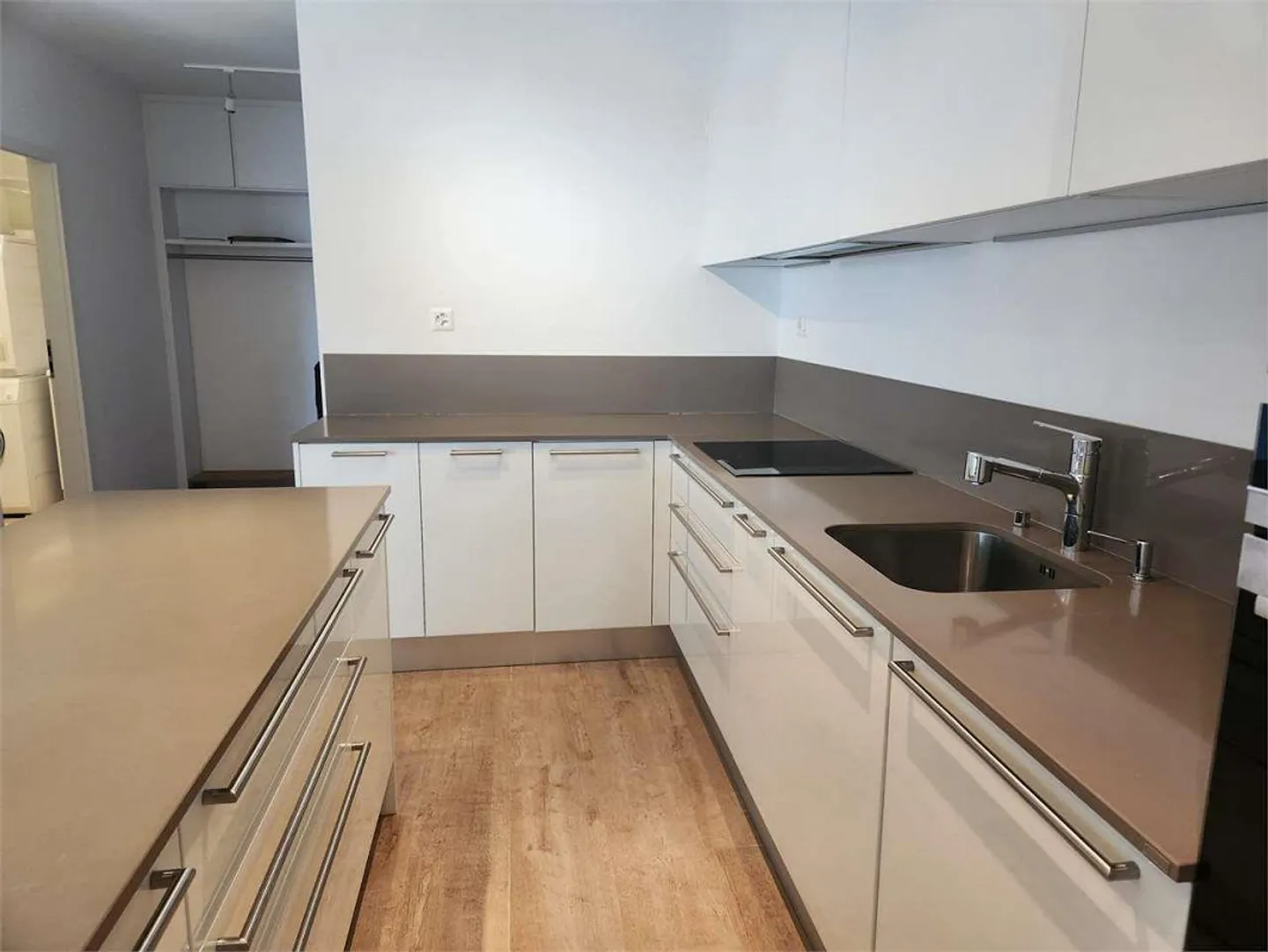 Elegant modern 3.5-room apartment with large terrace and double parking spaces - Photo 6 of 13