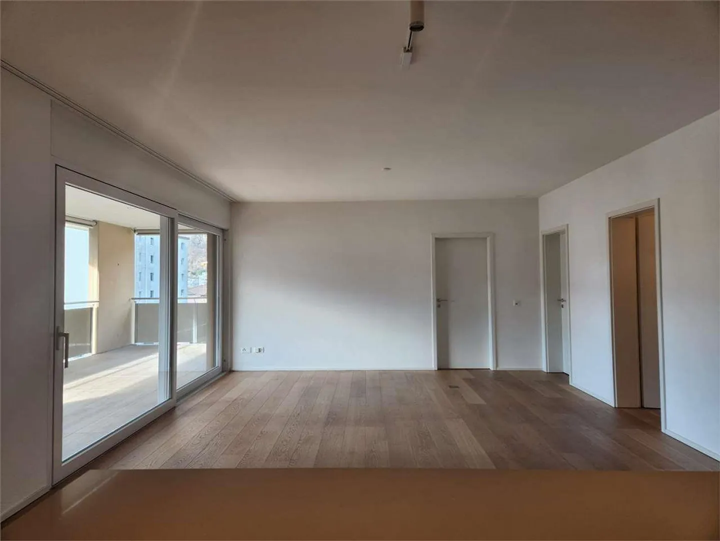 Elegant modern 3.5-room apartment with large terrace and double parking spaces - Photo 7 of 13