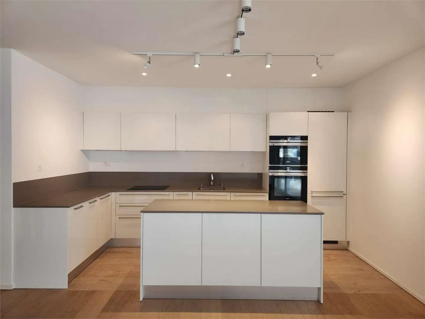Elegant modern 3.5-room apartment with large terrace and double parking spaces - Photo 10 of 13