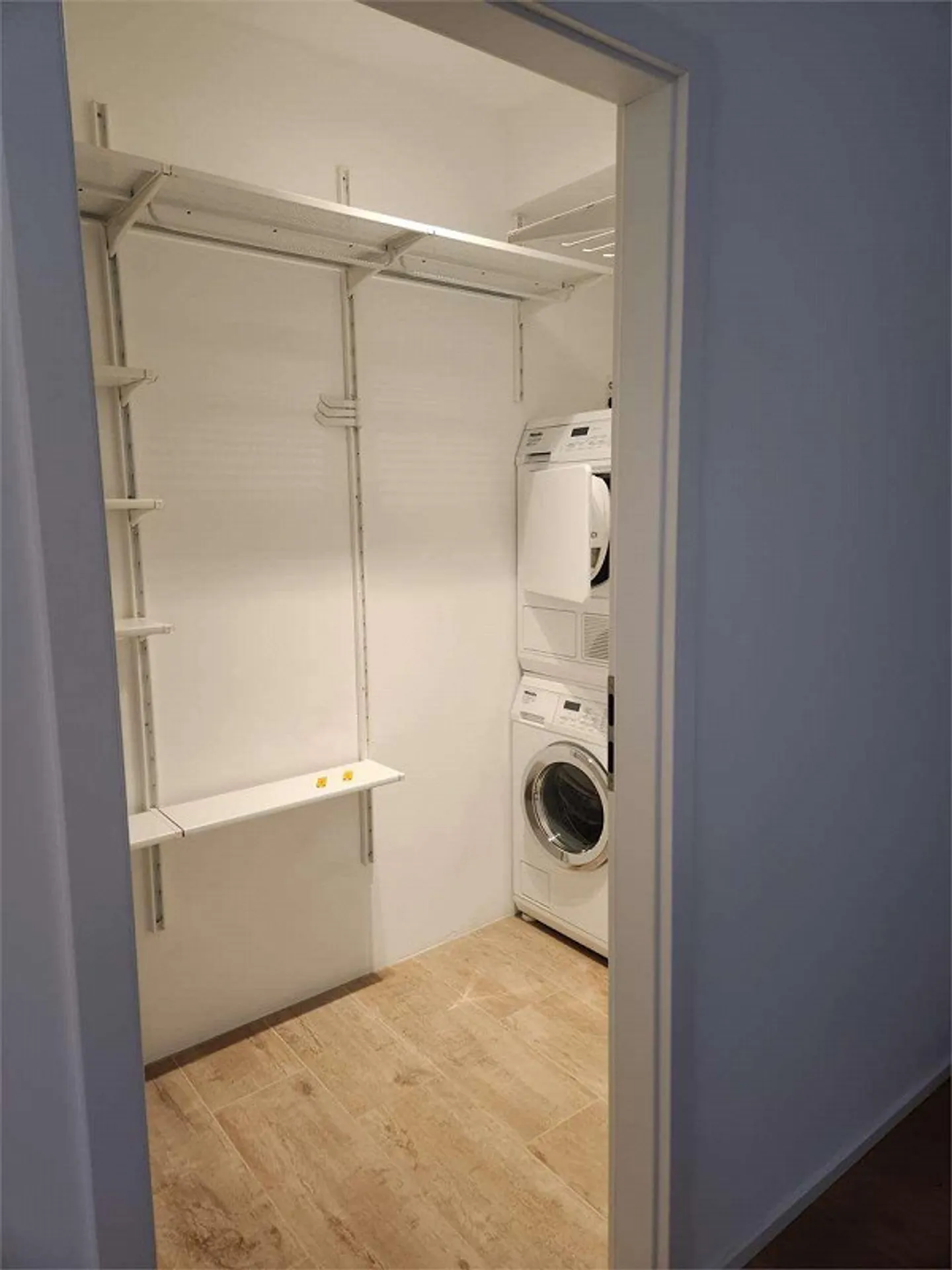 Elegant modern 3.5-room apartment with large terrace and double parking spaces - Photo 11 of 13