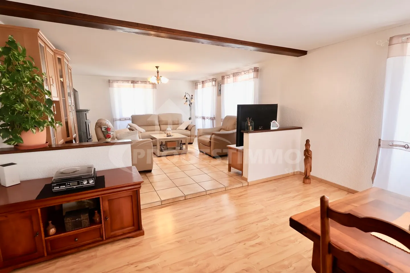 Spacious Character Apartment in the Heart of Ardon - Photo 3 of 11