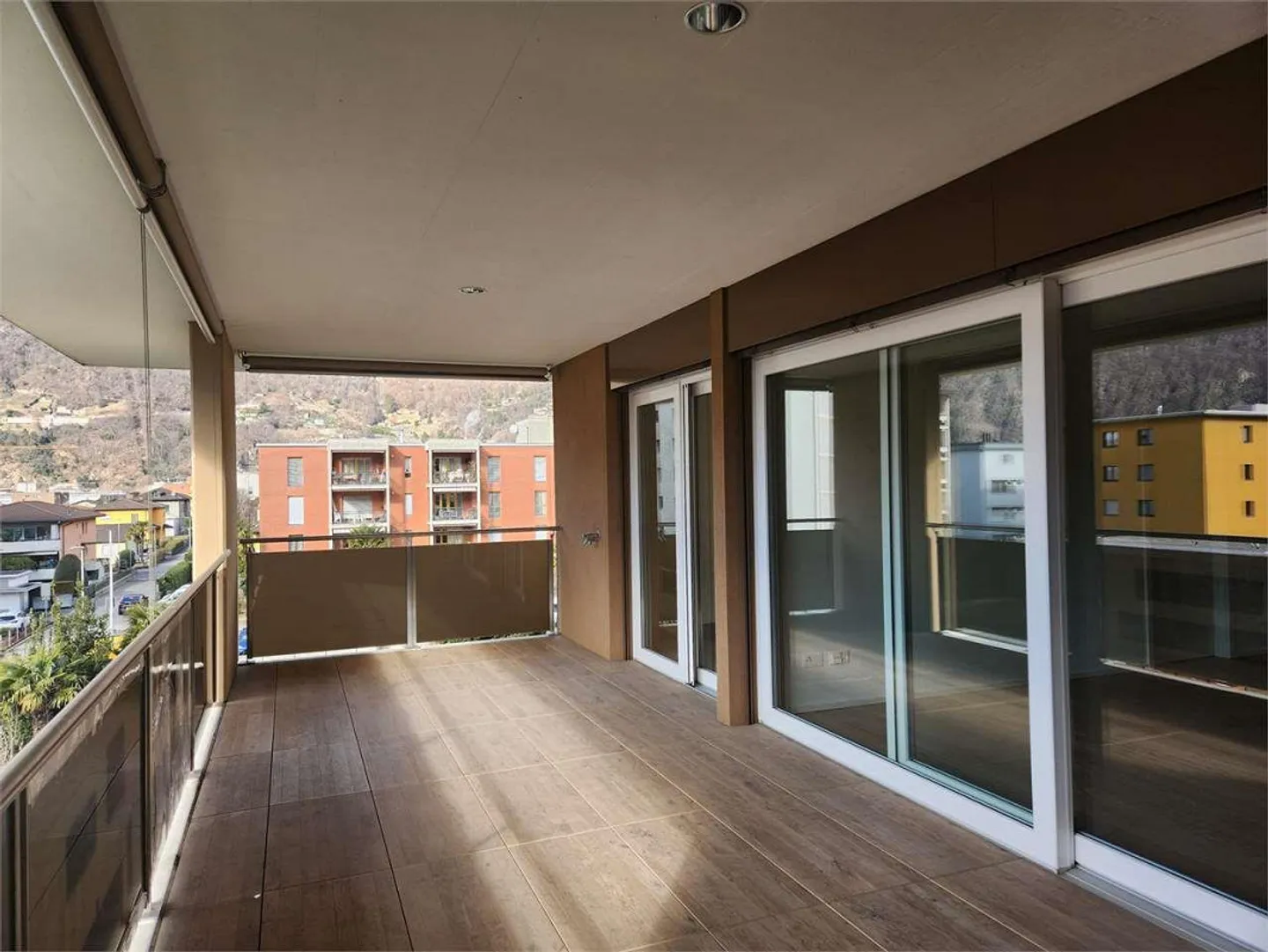 Elegant modern 3.5-room apartment with large terrace and double parking spaces - Photo 12 of 13