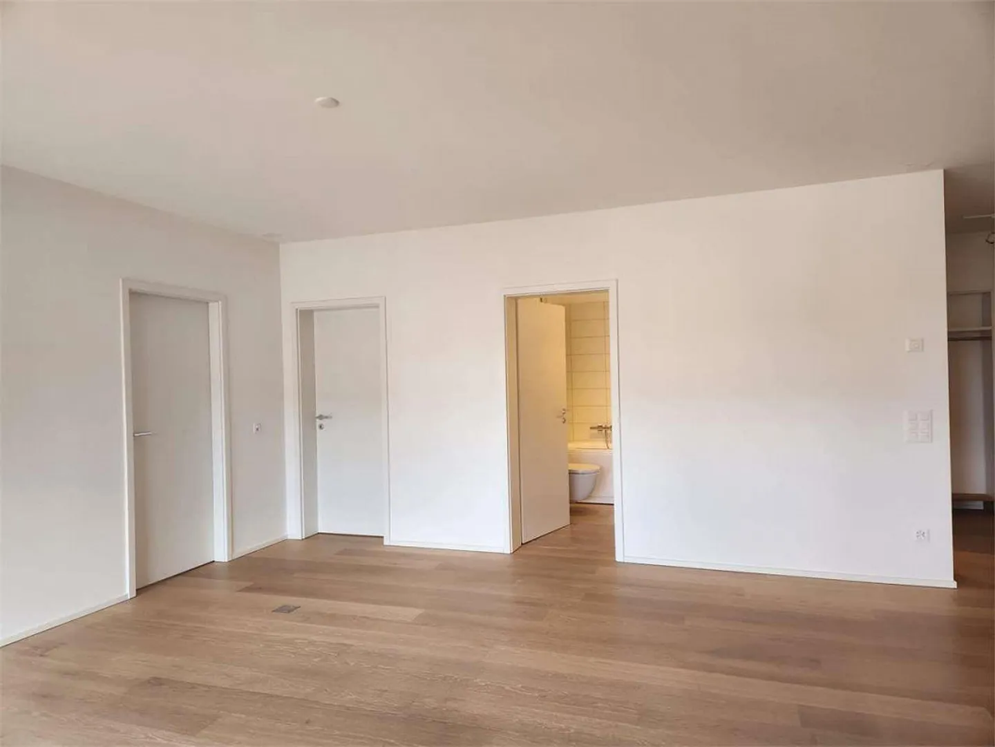 Elegant modern 3.5-room apartment with large terrace and double parking spaces - Photo 13 of 13