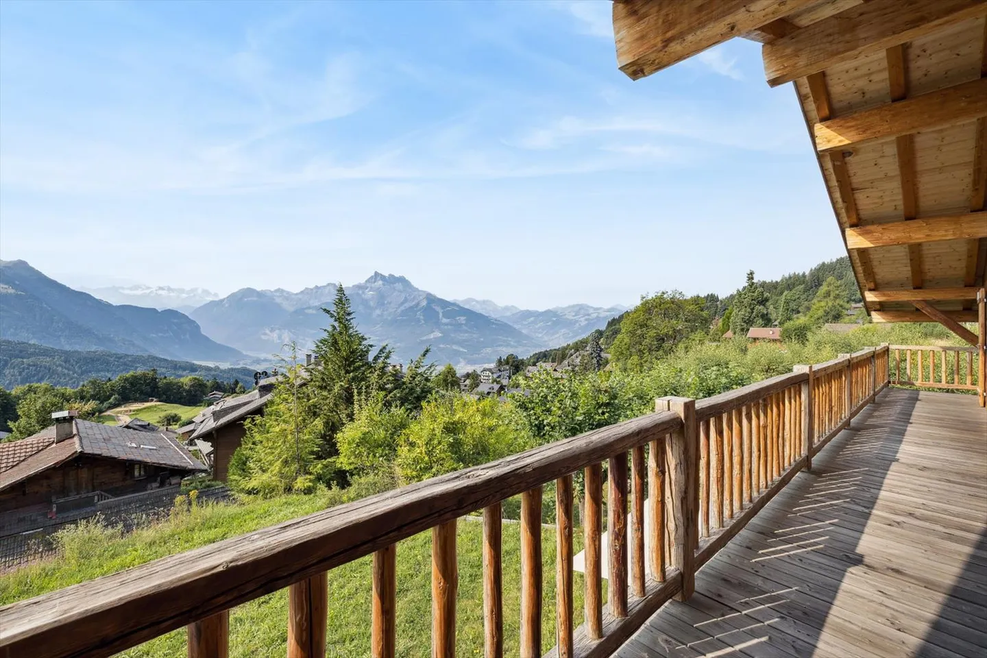 Elegantes Familienchalet mit Panoramablick und terrassiertem Garten - Foto 3 von 12