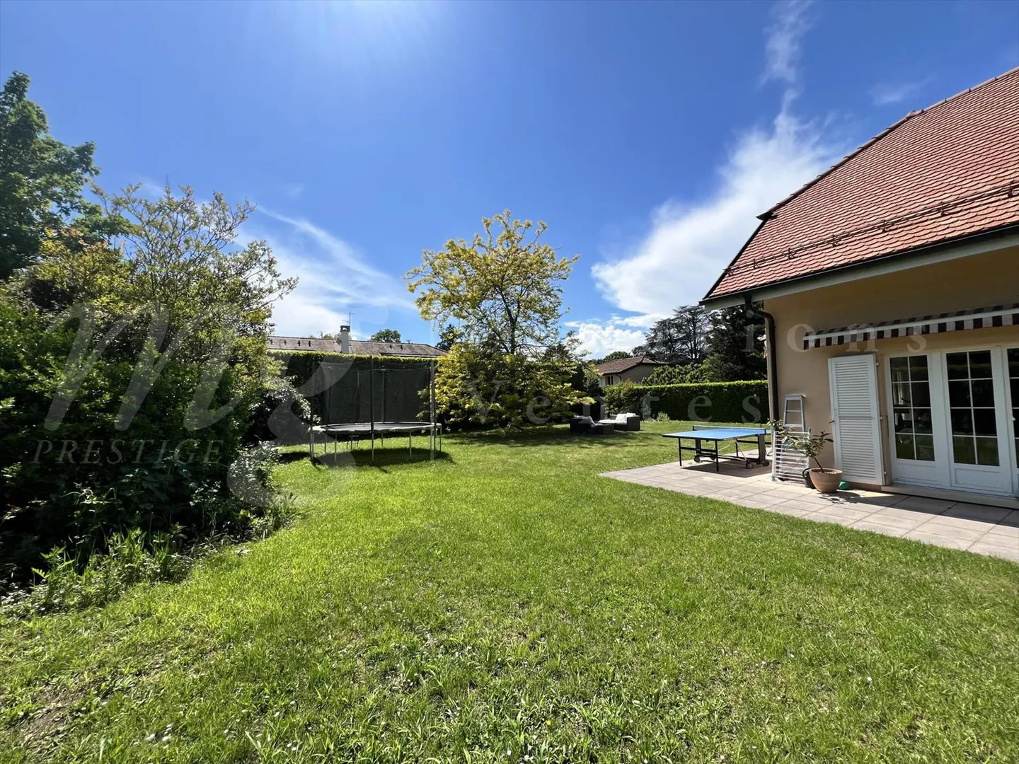 GRANDE CASA FAMILIARE INDIVIDUALE DI 375 m2 - RISTRUTTURATA - CON UN BEL GIARDINO A - Foto 3 di 13