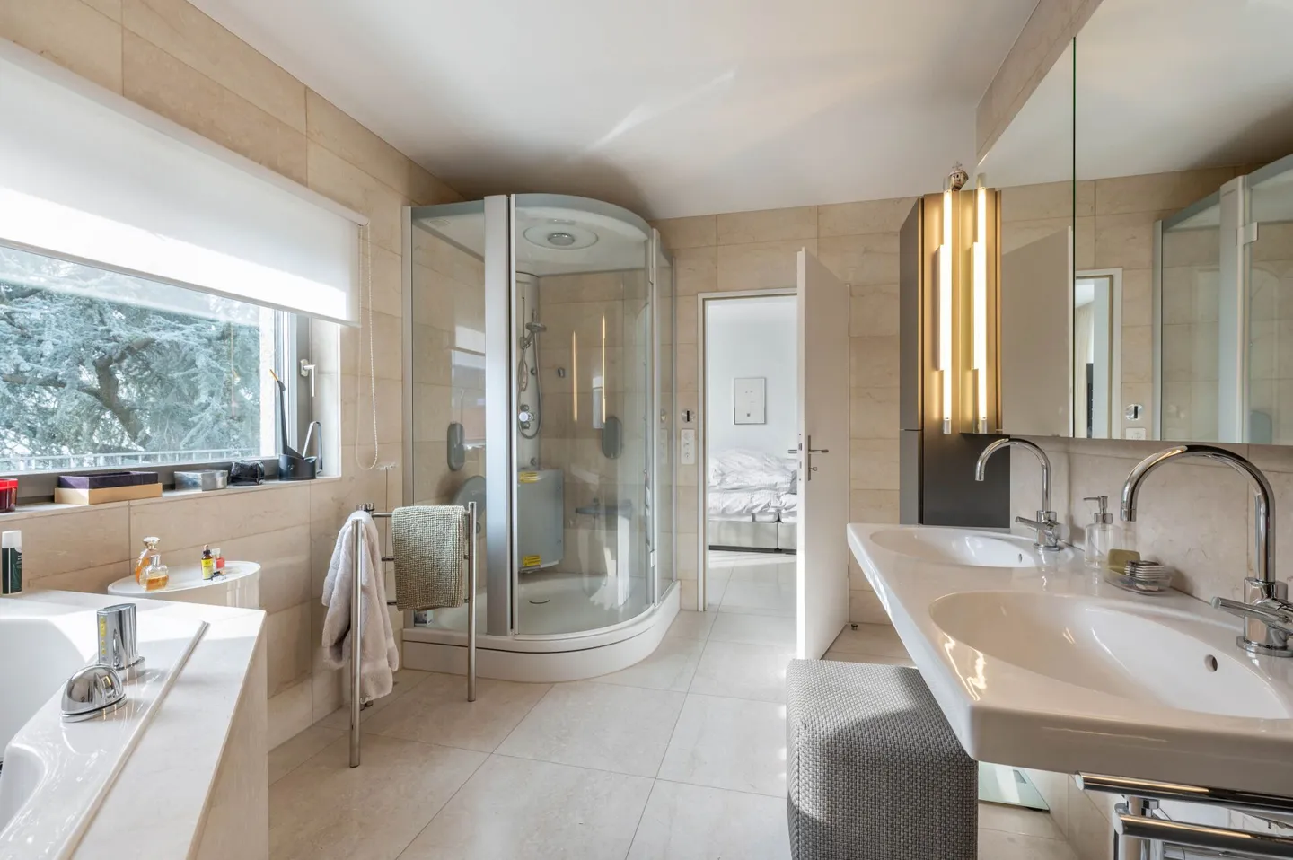 Elegant Penthouse Apartment in Bruderholz - Photo 11 of 14