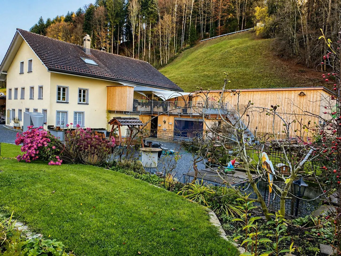 Geräumiges Zweifamilienhaus mit Wohnmobilgarage - Foto 1 von 7