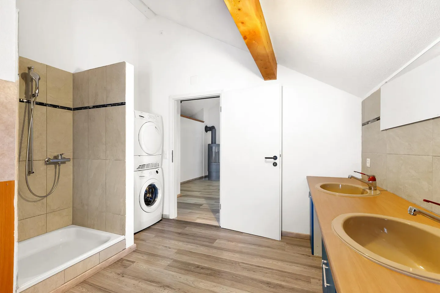 Geräumiges Zweifamilienhaus mit Wohnmobilgarage - Foto 3 von 7