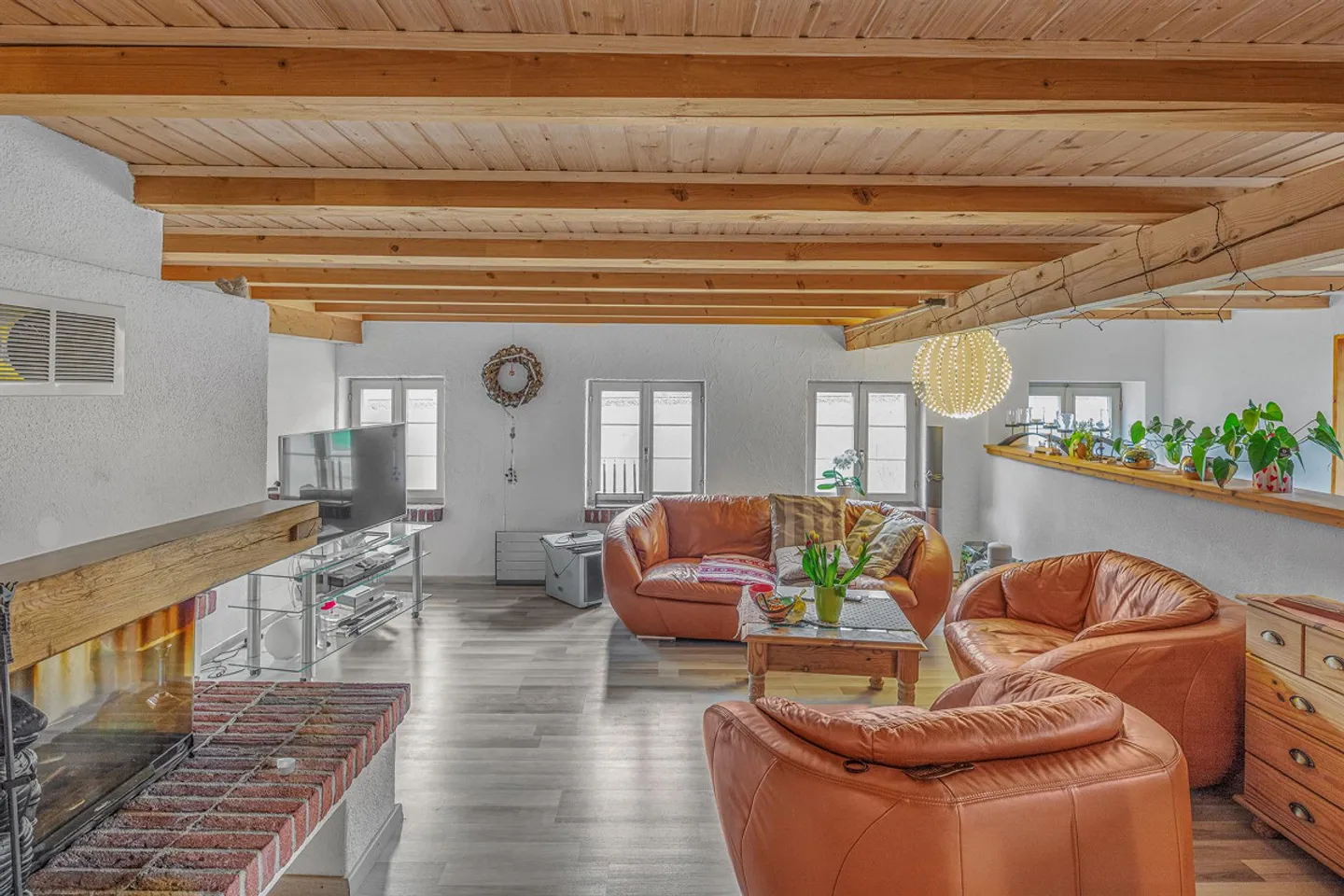 Geräumiges Zweifamilienhaus mit Wohnmobilgarage - Foto 4 von 7