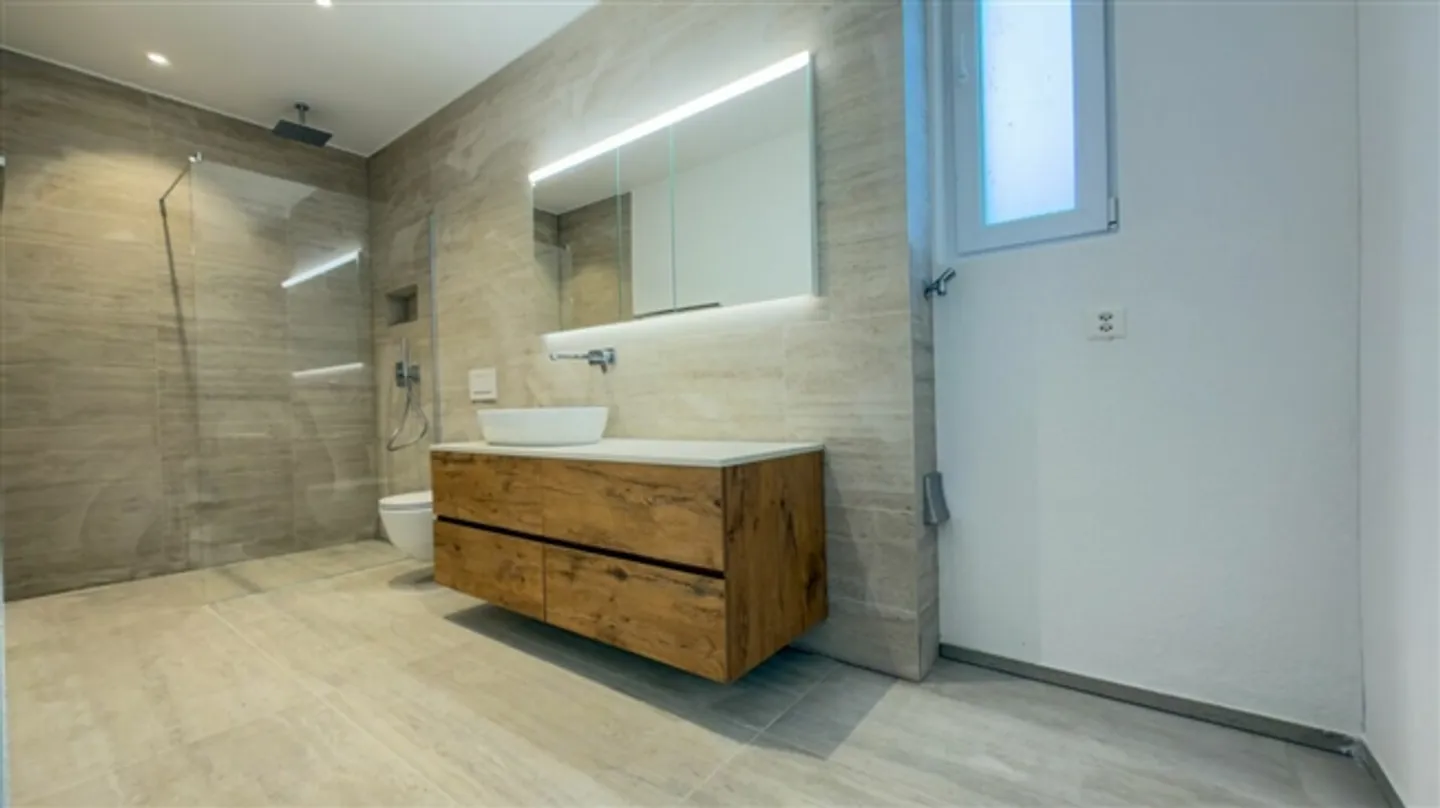 Maison multifamiliale entièrement rénovée avec réserve foncière dans une commune fiscalement avantageuse - Photo 4 sur 20