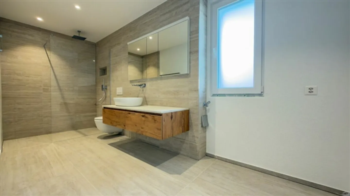 Maison multifamiliale entièrement rénovée avec réserve foncière dans une commune fiscalement avantageuse - Photo 16 sur 20