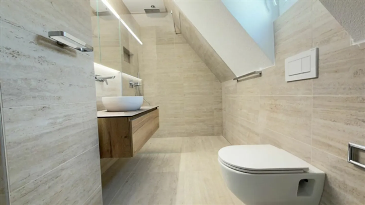 Maison multifamiliale entièrement rénovée avec réserve foncière dans une commune fiscalement avantageuse - Photo 17 sur 20