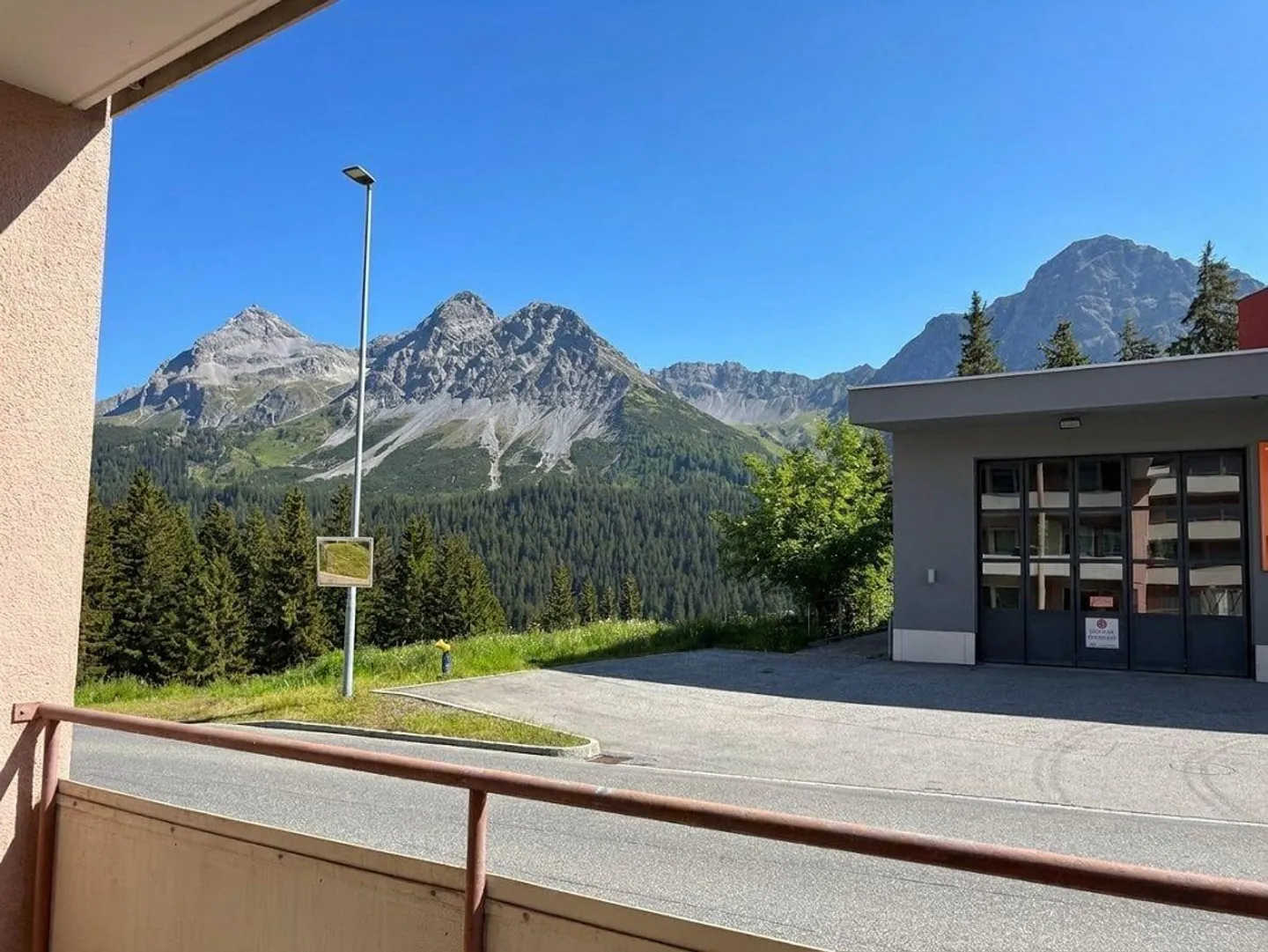 4-Room Studio Package with Balcony and Mountain View in Arosa - Photo 2 of 7