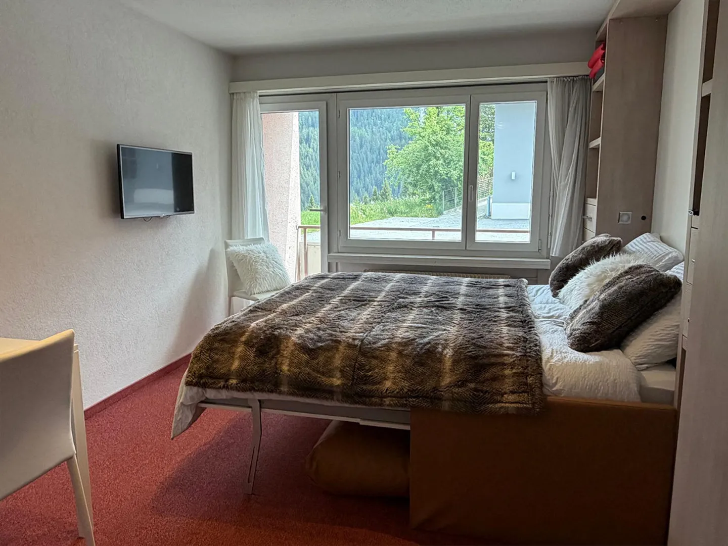 4-Room Studio Package with Balcony and Mountain View in Arosa - Photo 3 of 7