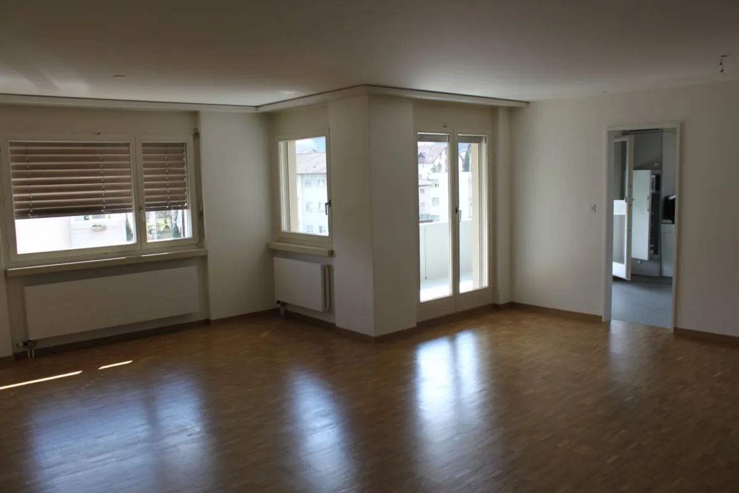 grosszügige 3.5 Zimmer - Wohnung (104m2), mit grosser Terrasse - Foto 2 di 12