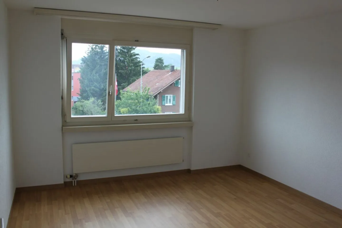grosszügige 3.5 Zimmer - Wohnung (104m2), mit grosser Terrasse - Foto 3 di 12