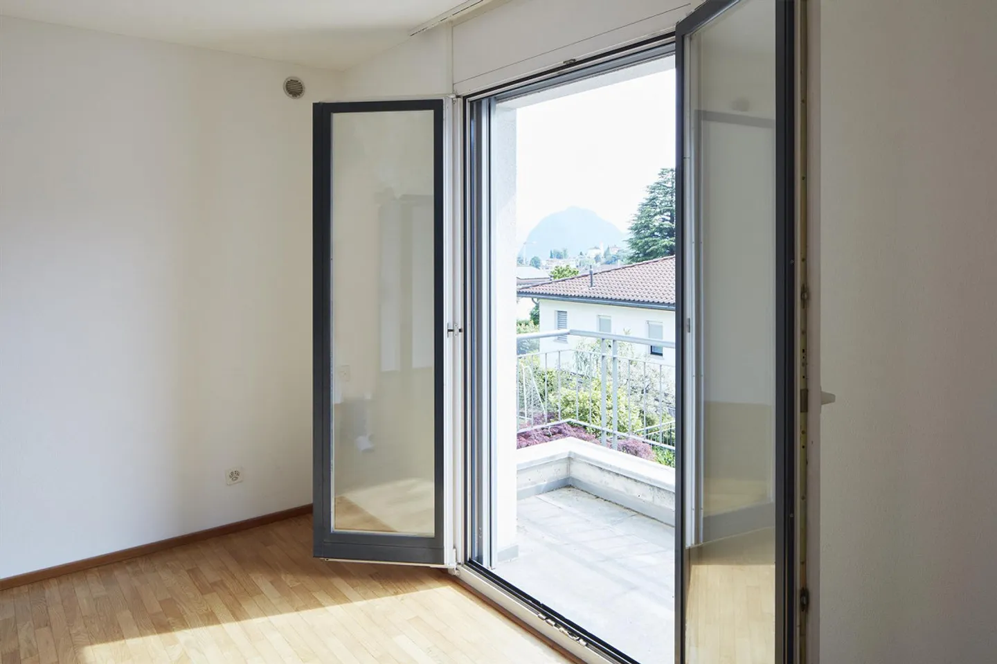 Appartement avec 4 pièces dans une maison jumelée à Comano - Photo 3 sur 10