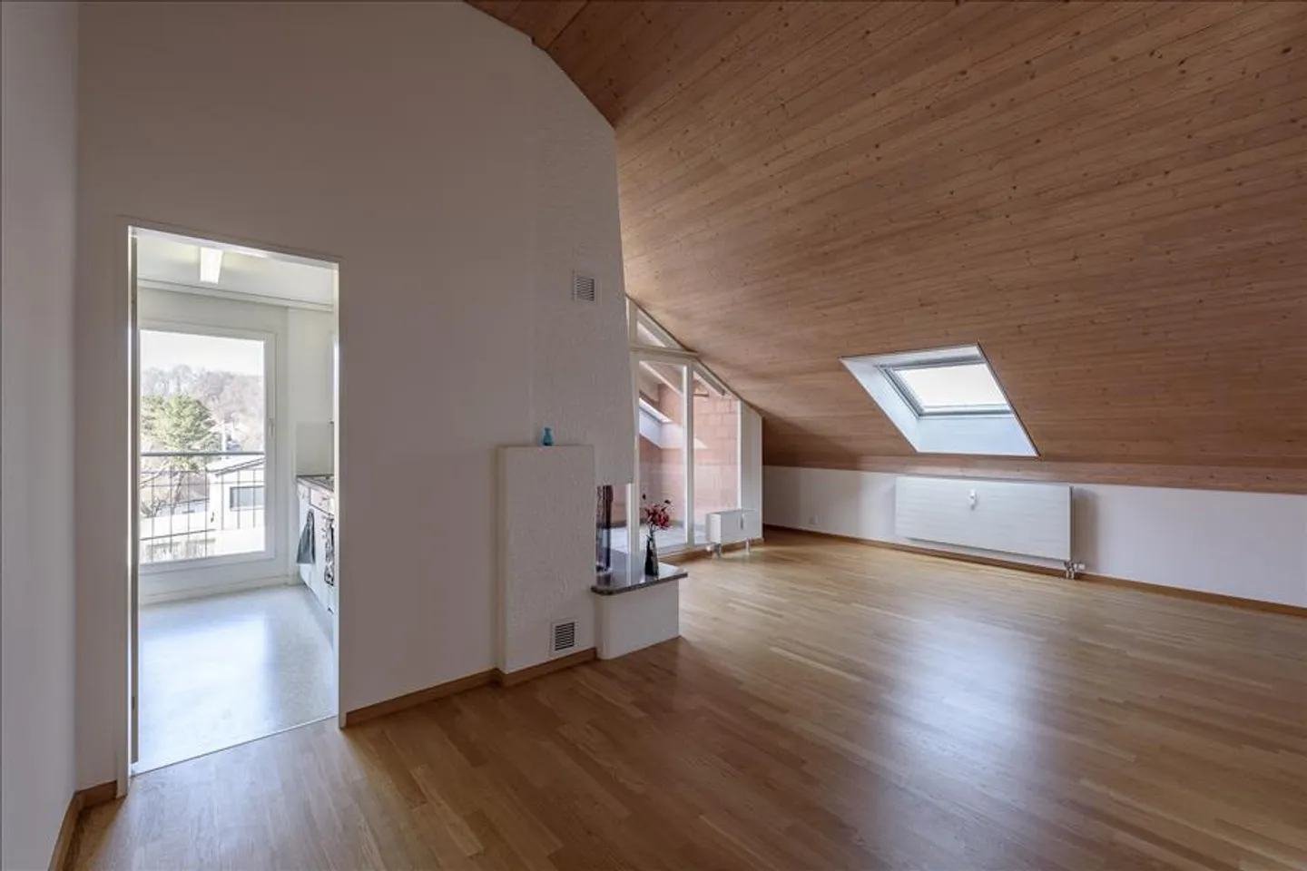 Attico con camino e affitto regalato! - Foto 3 di 10