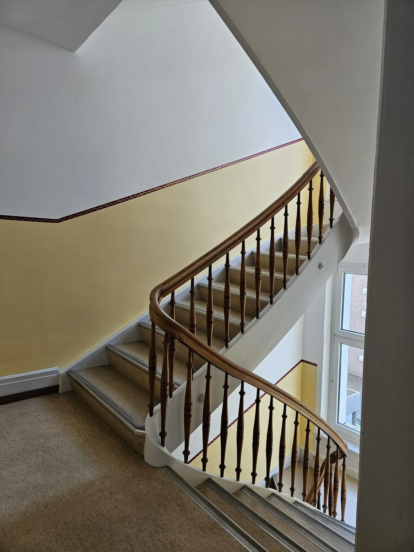 gepflegte 4 Zi. Wohnung, zentral gelegen - Foto 3 von 9