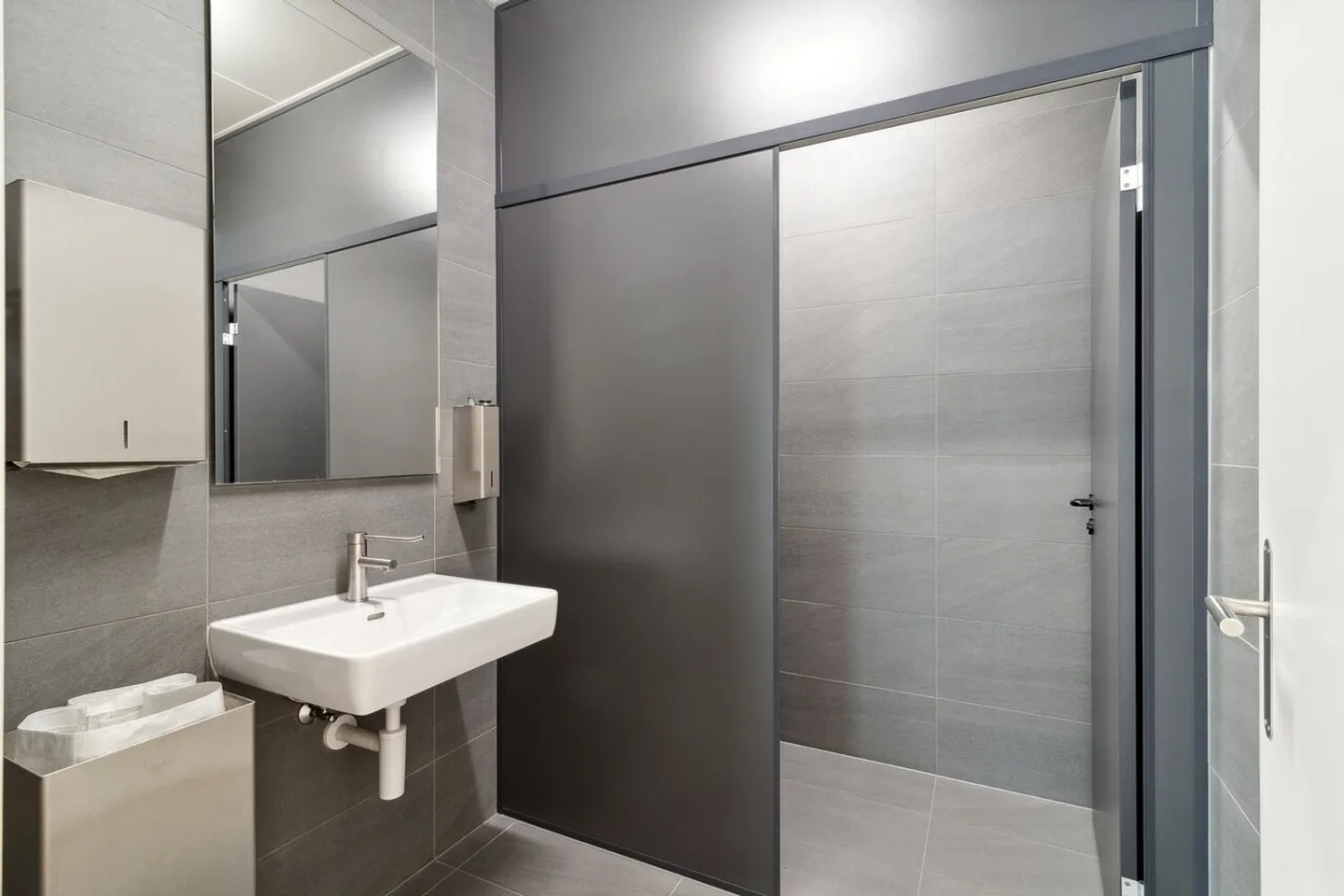 Elegance meets location - Versatile commercial space in the heart of Erlenmatt - Photo 4 of 5