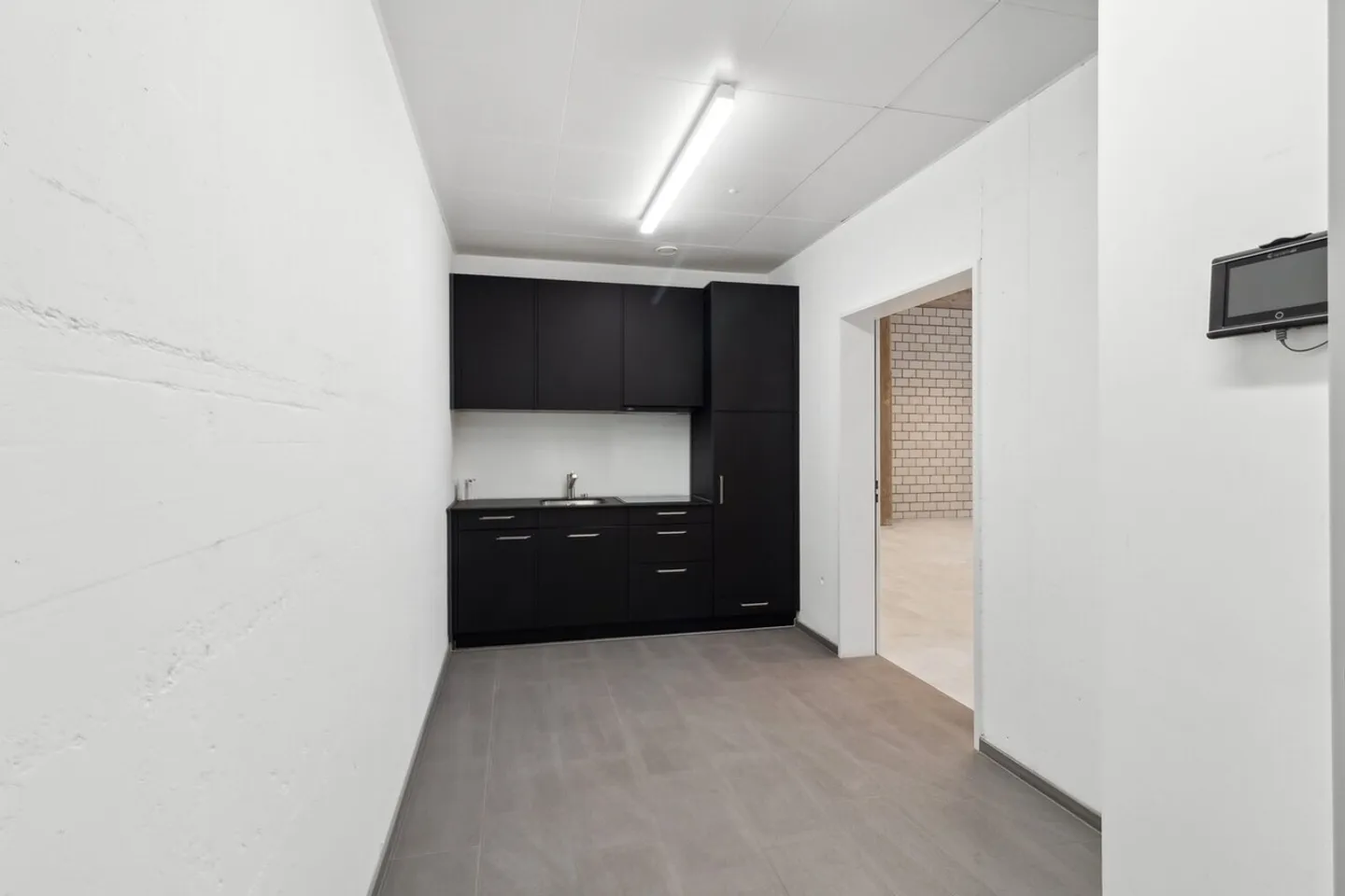 Elegance meets location - Versatile commercial space in the heart of Erlenmatt - Photo 3 of 5