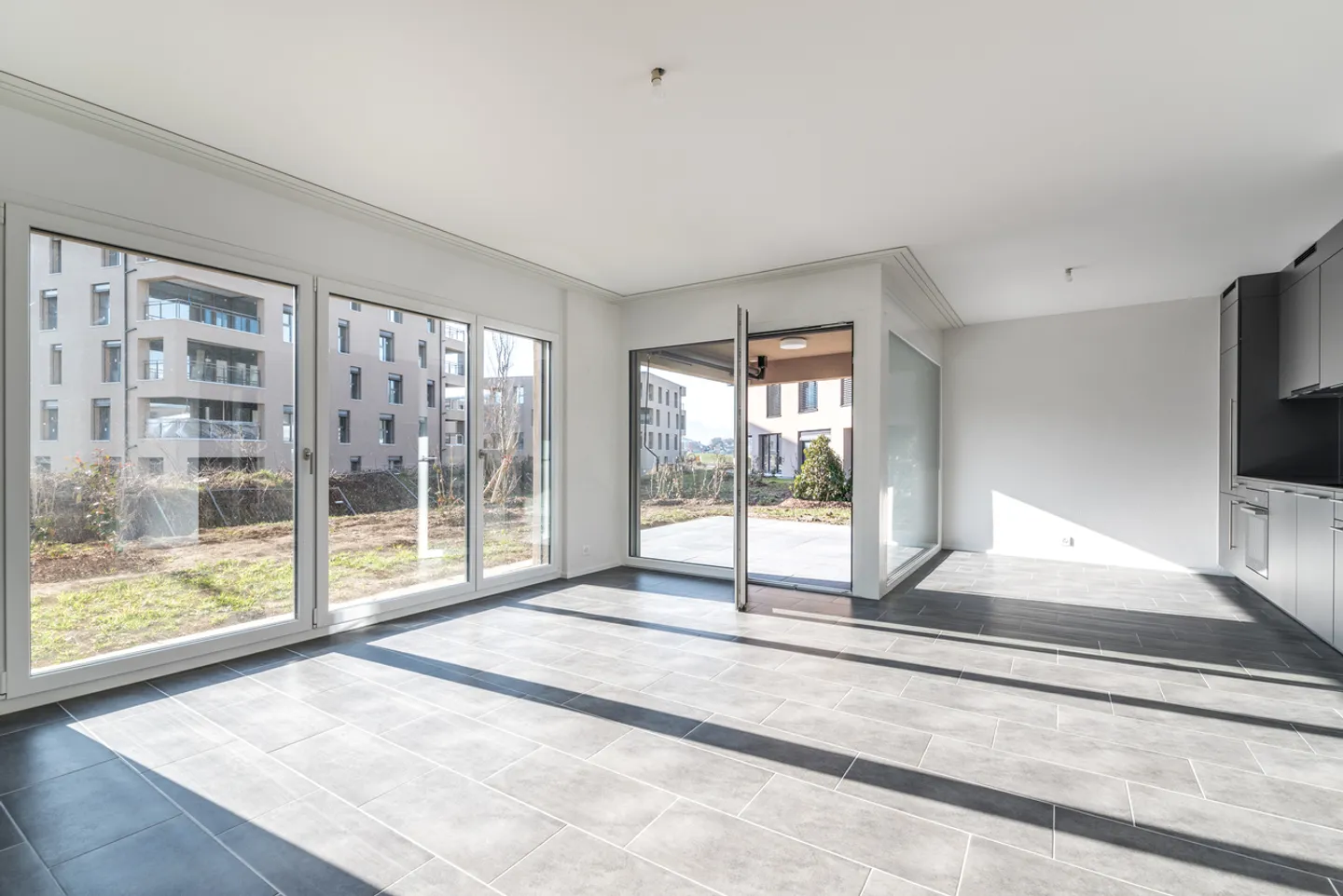 Wunderschöne 3,5 Zimmer mit 15,8 m2 Terrasse und privatem Garten - Foto 4 von 6
