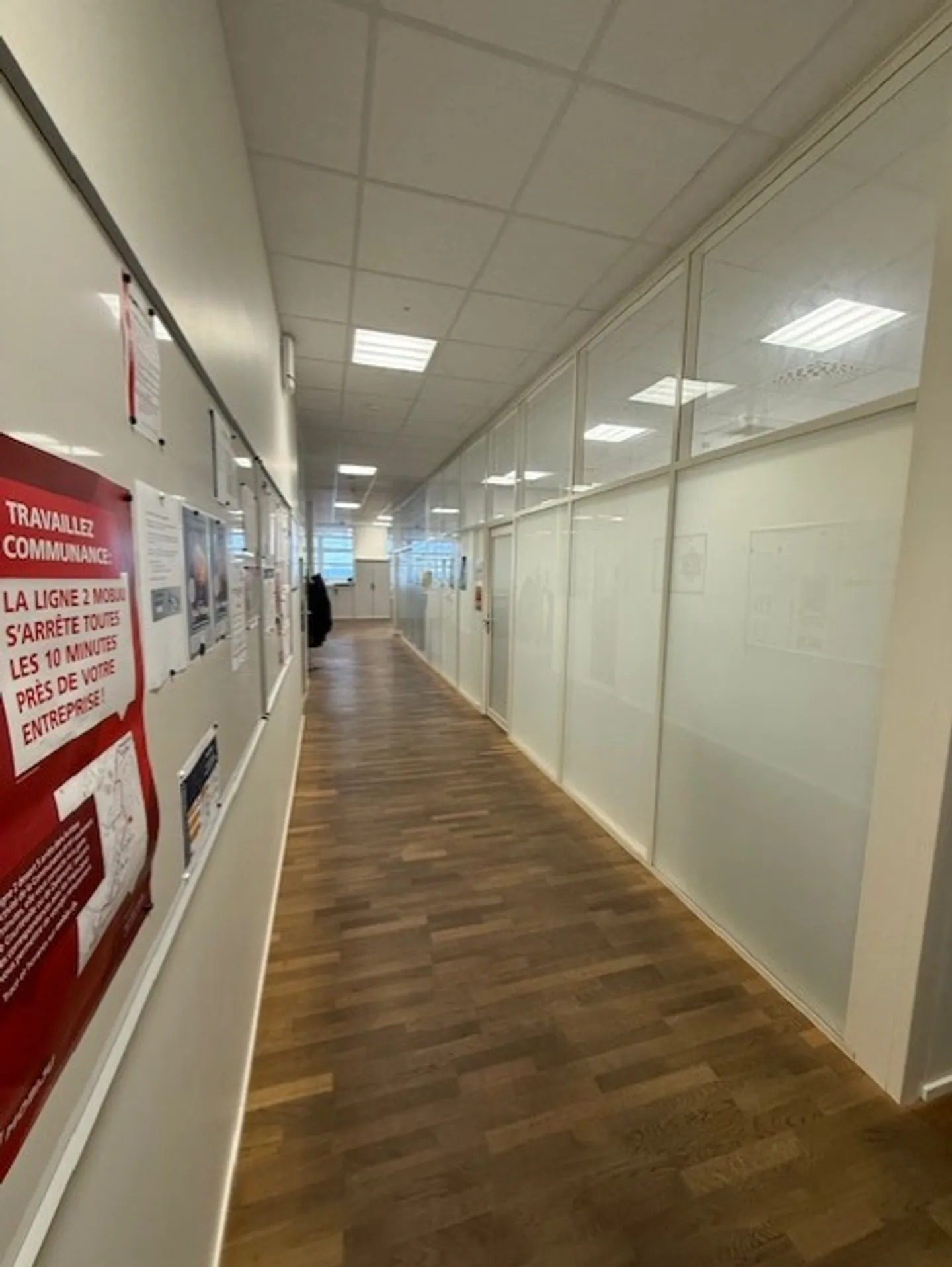 Bureau moderne avec parking - Photo 3 sur 9