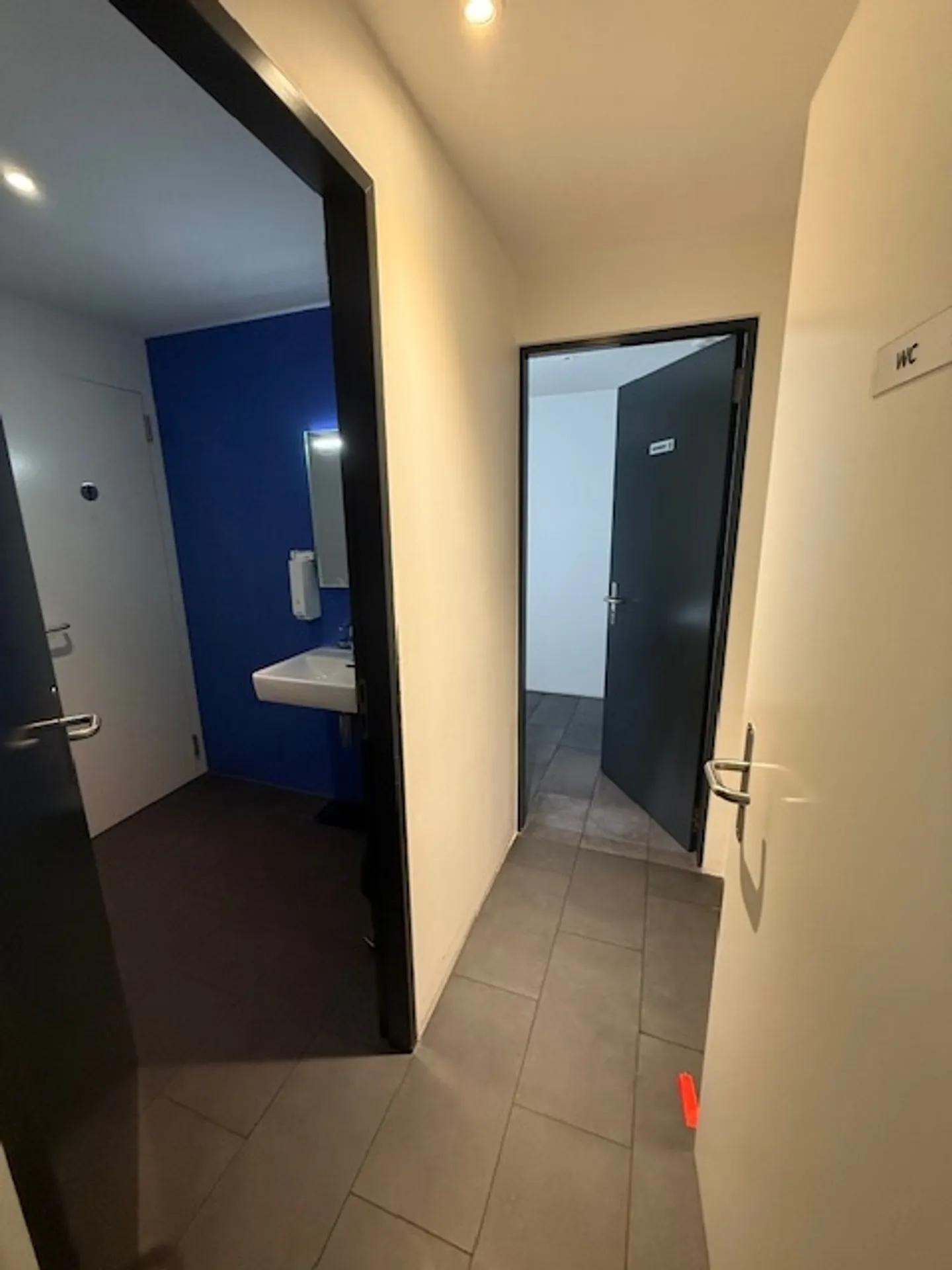 Bureau moderne avec parking - Photo 9 sur 9