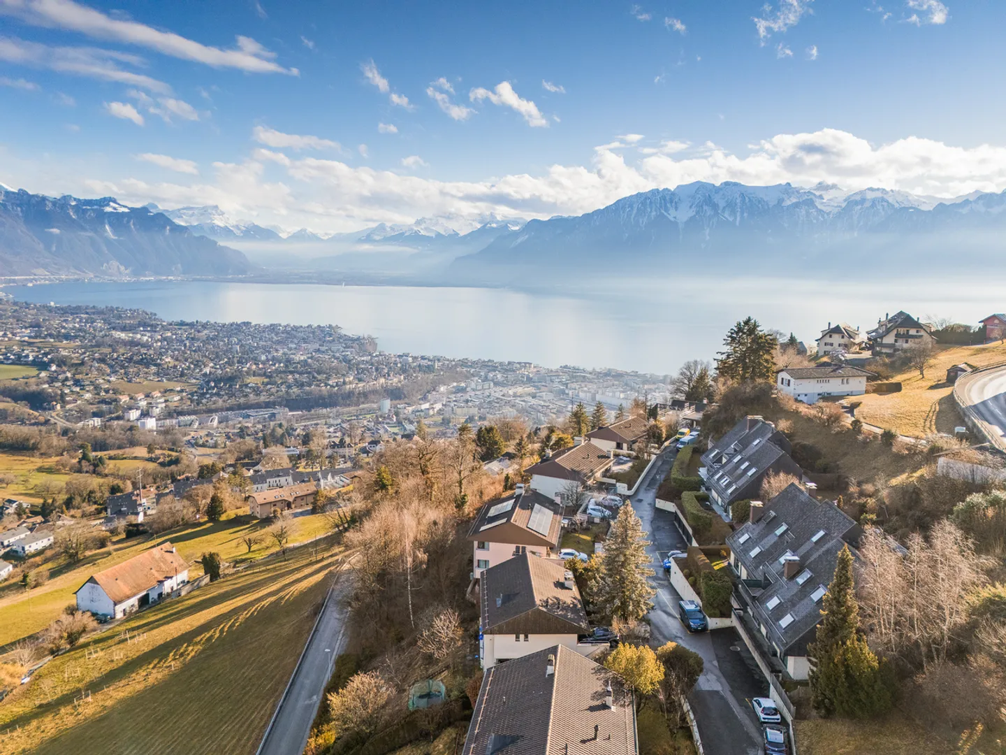 Esclusivo! Superbo appartamento di 3,5 locali con giardino e vista lago - Foto 2 di 10