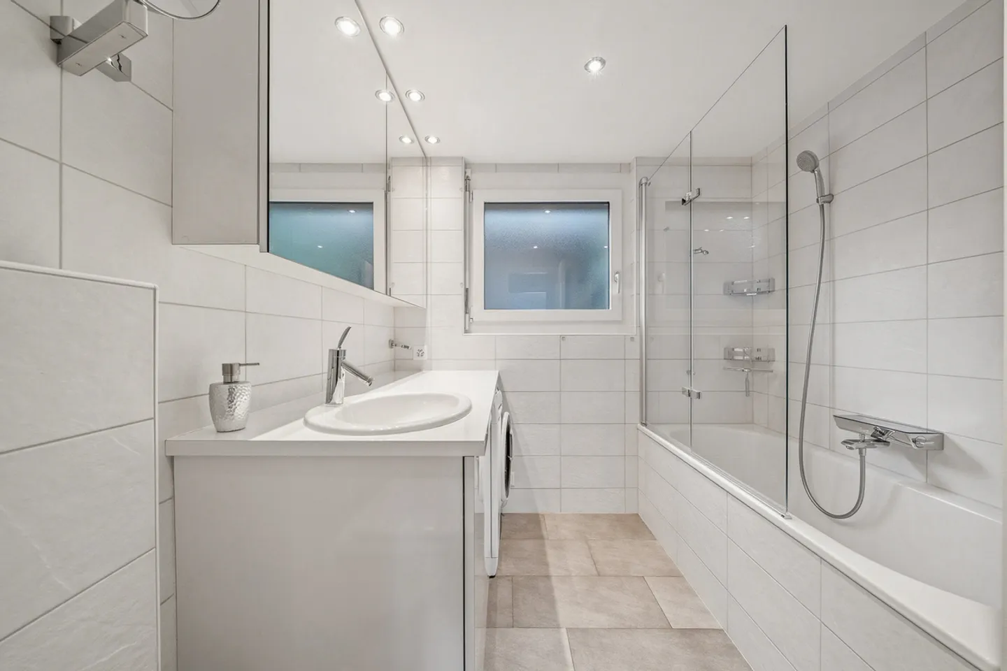 Esclusivo! Superbo appartamento di 3,5 locali con giardino e vista lago - Foto 8 di 10