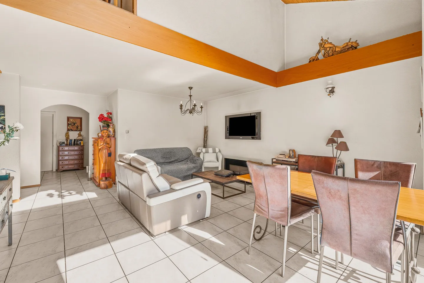 Spacious duplex in the heart of the village - Photo 3 of 10