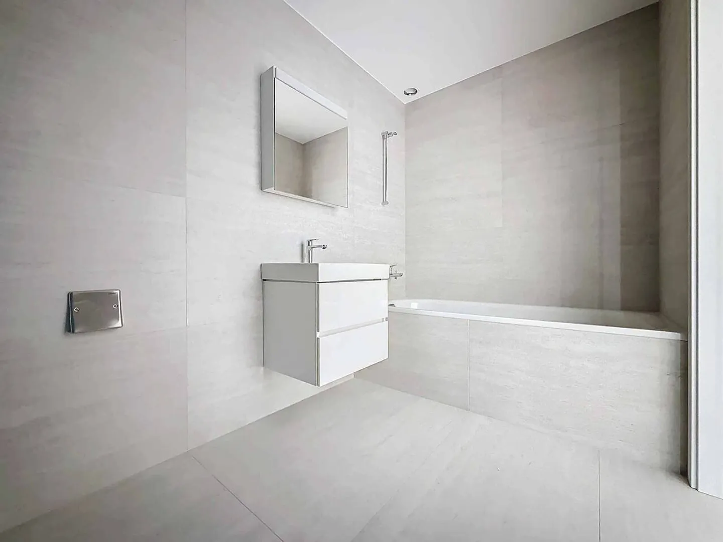 Spacious 3.5 room apartment of 108m2 with 2 balconies and lake view - Photo 6 of 12