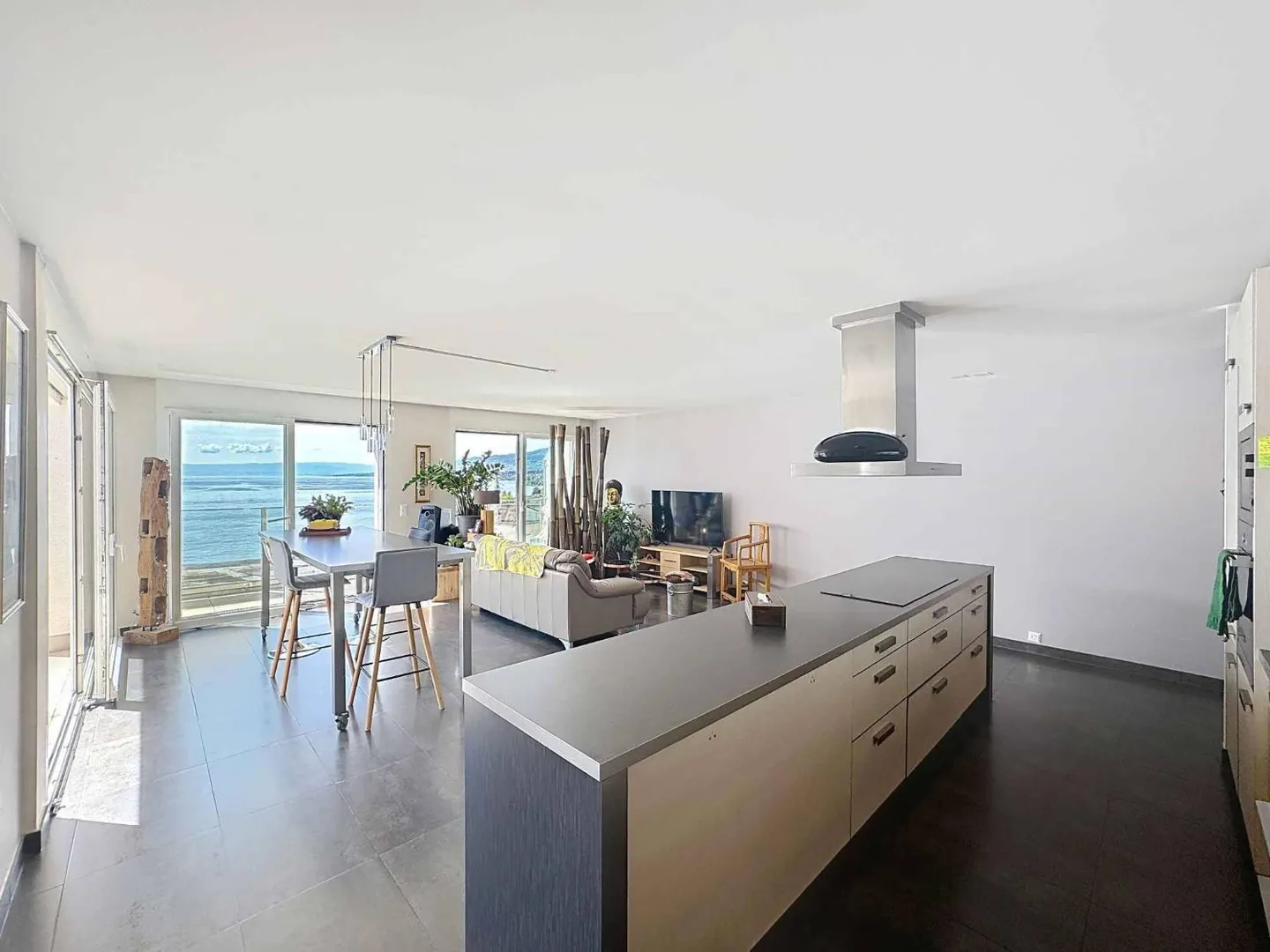 Appartement en attique 3.5 pièces avec une très belle vue sur le lac - Photo 3 sur 12