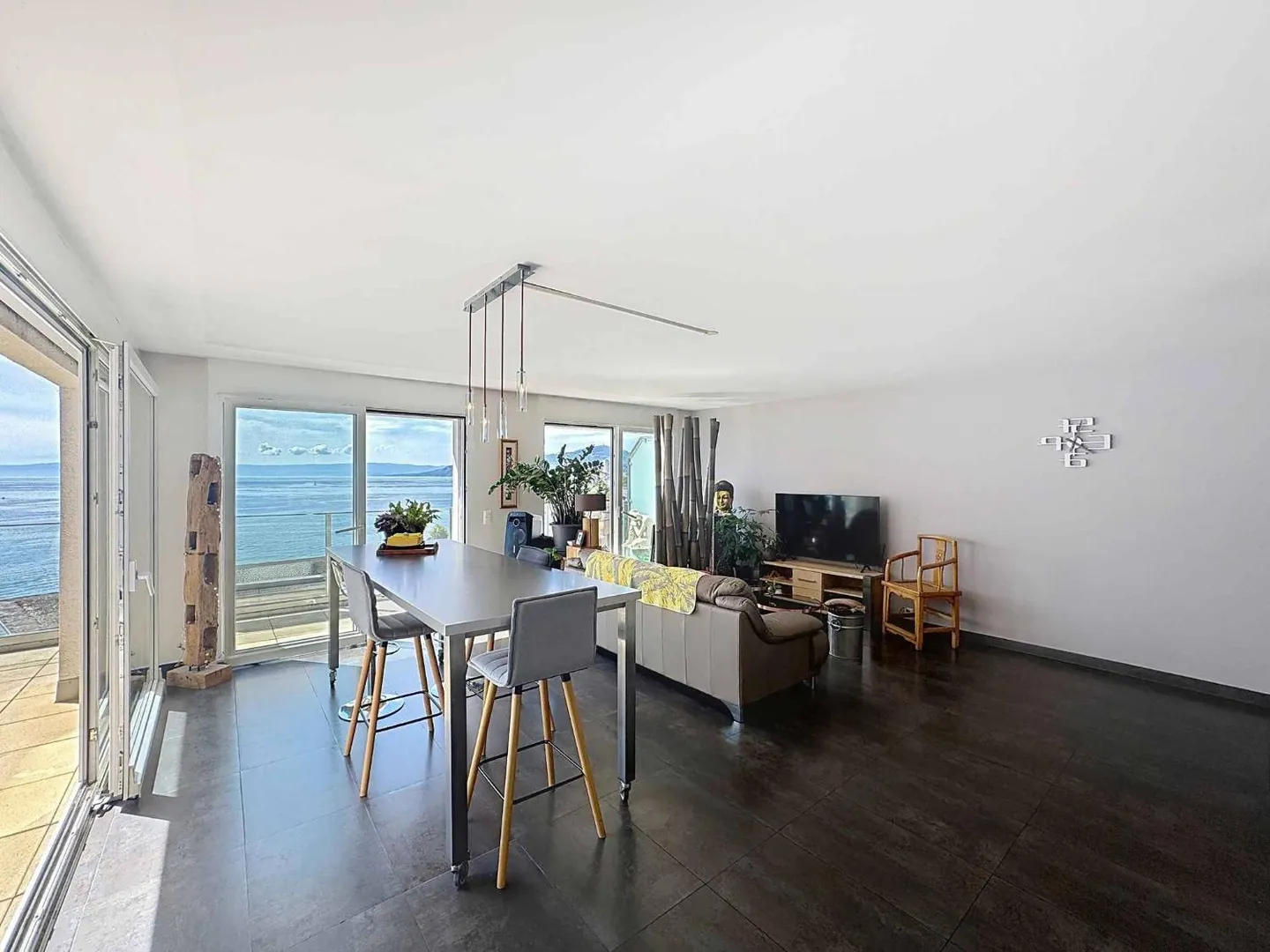 Appartement en attique 3.5 pièces avec une très belle vue sur le lac - Photo 4 sur 12